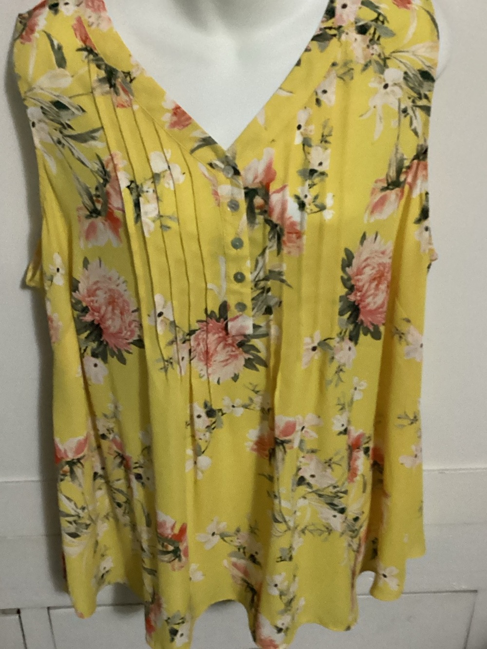 Sleeveless Floral V-Neck Tunic Top in Yellow pink floral  Size 1X
